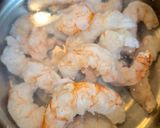 Foto del paso 2 de la receta: Ensalada de gambas y aguacate con salsa de cilantro