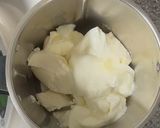 Foto del passaggio 2 della ricetta Cheesecake allo Yogurt e Copertura di Fragole al Marsala