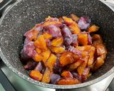 Une image de l'étape 2 de Compote de prunes, figues blanches et pétales de rose.