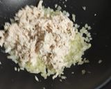 Foto del paso 4 de la receta: Empanada Venezolana de Pollo desmechado 🐔 y Salsa de Ajo 🧄🌿