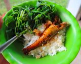 Hình bước làm 2 của món Cá bống cát kho tóp mỡ - Đọt bầu xào tỏi