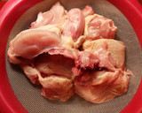 Foto del paso 1 de la receta: Pollo especiado y aromatizado en salsa de aceite dargan