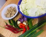 Foto langkah ke 1 dari resep Tumis kol bakso.