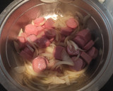 Foto del paso 2 de la receta: Salchichas con cebolla y mix de pimientas