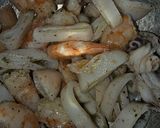 Foto del paso 6 de la receta: Ensalada tibia de calamar, langostinos, patatas y con emulsión de vinagreta de limón
