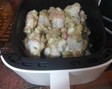 Foto del paso 4 de la receta: Jamoncitos de pollo embarrados en mojo y asados en freidora de aire con papas fritas