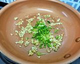 Hình bước làm 3 của món Lòng gà xào mướp