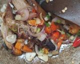 Foto langkah ke 3 dari resep Tongkol kecap pedas.