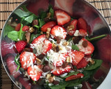 Foto del paso 1 de la receta: Ensalada de espinaca (con fruta y frutos secos)