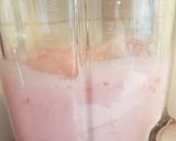 A picture of step 1 of Strawberry and cream milk shake.