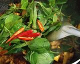 รูปขั้นตอนการทำที่ 2 ของ ไก่ผัดพริกแกงหน่อไม้