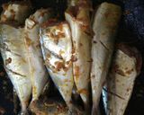Foto langkah ke 2 dari resep Ikan layang goreng.