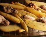 Foto del paso 7 de la receta Alitas de pollo, con gajos y patatas al horno, en salsa de mostaza