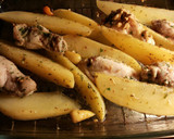 Foto del paso 7 de la receta: Alitas de pollo, con gajos y patatas al horno, en salsa de mostaza