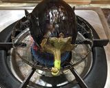 A picture of step 1 of Brinjal bharta.