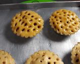 Foto langkah ke 8 dari resep Mini Apple Pie.