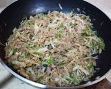 A picture of step 2 of Chicken vegetable spring rolls.