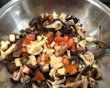 Foto del paso 1 de la receta: Canastitas de champiñones, queso, tomate y aceitunas negras