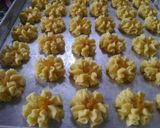 Foto langkah ke 4 dari resep Kue Semprit Mawar.