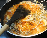 Foto del paso 5 de la receta: Gulas con gambas al ajillo y tomate frito