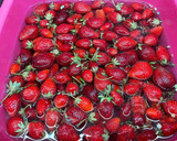 Foto del passaggio 1 della ricetta Confettura di fragole
