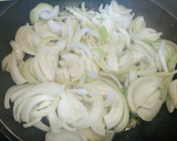 Foto del paso 3 de la receta: Hojaldre con cebolla caramelizada y gruyère
