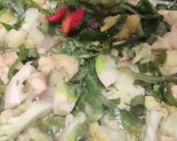 Foto langkah ke 3 dari resep Tumis Kembang Kol Daun Kencur.