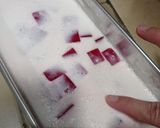 Foto langkah ke 5 dari resep Puding Kotak Stroberi.