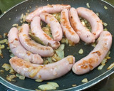 Foto del paso 2 de la receta: Salchichas de pollo flameadas con vino blanco y miel 🍇🍯🔥