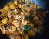 Foto langkah ke 4 dari resep Udang asam manis.