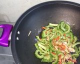 Foto langkah ke 5 dari resep Tumis pare campur teri.