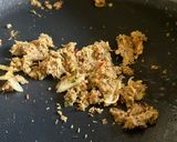 A picture of step 1 of Kæng nò mai tua – Green almond curry with sugar snaps and bamboo shoots.