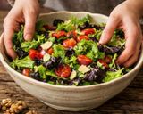 Foto del passaggio 2 della ricetta Insalata mista con noci, pomodorini e parmigiano