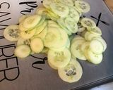 Une image de l'étape 2 de Salades individuelles concombre et deux tomates à la feta sauce ciboulette persil.
