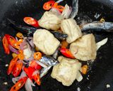 Foto langkah ke 2 dari resep Tumis Tahu ikan pindang.
