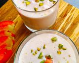 A picture of step 3 of Strawberry lassi.