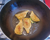 Foto del paso 2 de la receta: Butifarra de pollo con salsa de guisantes, alcachofas y huevo