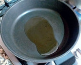 Foto del paso 6 de la receta: Empanadillas de gambas en crema reducida de las mismas cabezas