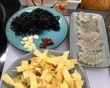 Foto del paso 1 de la receta: Cintas de pasta al huevo con langostinos y espagueti nero de merluza