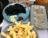 Foto del paso 1 de la receta: Cintas de pasta al huevo con langostinos y espagueti nero de merluza