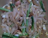 Foto langkah ke 5 dari resep Kwetiau goreng topping siomay dan sosis.