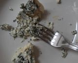 Foto del paso 1 de la receta: Untable de yogur de leche de búfala 🐃, queso azul, nueces y apio 💙 💚🧡para dipear con crudités 🥕🌶️ 🌱