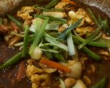 Foto langkah ke 5 dari resep Gai Pad Nam Prik Pao (Thai Chili Paste Chicken Stir Fry) 🇹🇭.