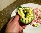 Foto del paso 4 de la receta: Cocina para pareja: Tartare de kanikama y palta con mix de verdes