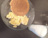Foto del paso 5 de la receta: Hot cake con huevos revueltos