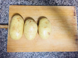 Patatas con cebolla al horno y huevos (casi) hervidos