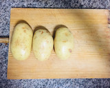 Foto del paso 1 de la receta: Patatas con cebolla al horno y huevos (casi) hervidos