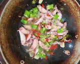 Foto langkah ke 4 dari resep Oseng Cumi Asin Pedas.