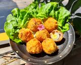 Hình bước làm 3 của món Trứng cút bọc thịt chiên xù