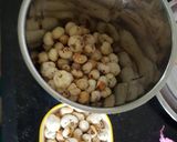 मखाने और ड्राई फ्रूट्स के फलाहारी लड्डू (Makhane aur dry fruits ki falahar ladoo recipe in Hindi) रेसिपी चरण 4 फोटो